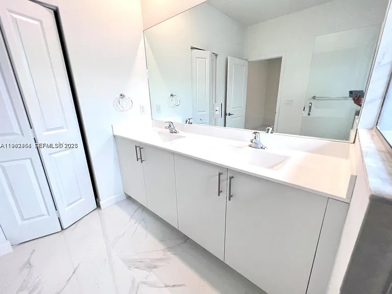 SW 2nd Pl — Photo 8