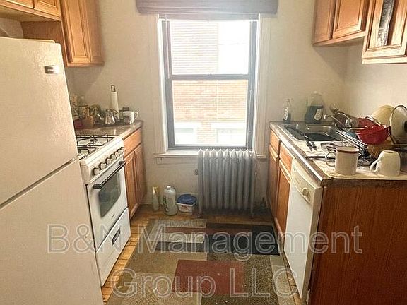 3rd image of 914 W Oakdale Ave