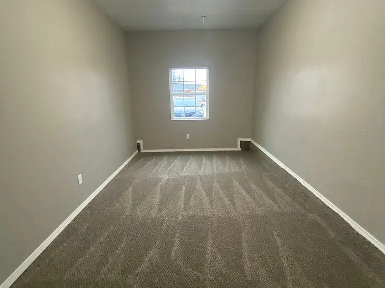 904 Craig Dr — Photo 2