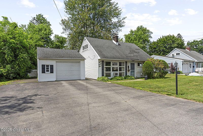 2nd image of 943 O'Brien Avenue