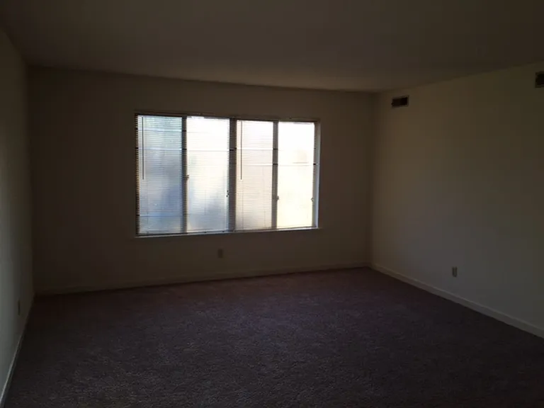 415 Laurel Ave W — Photo 14