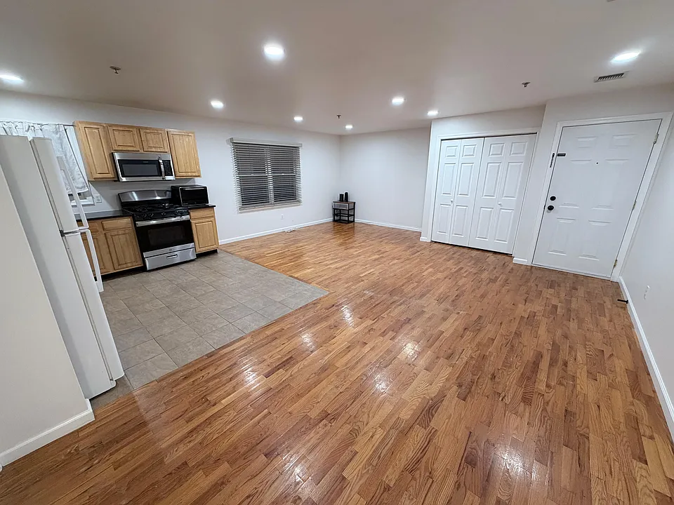 118 Bergen Blvd #3C