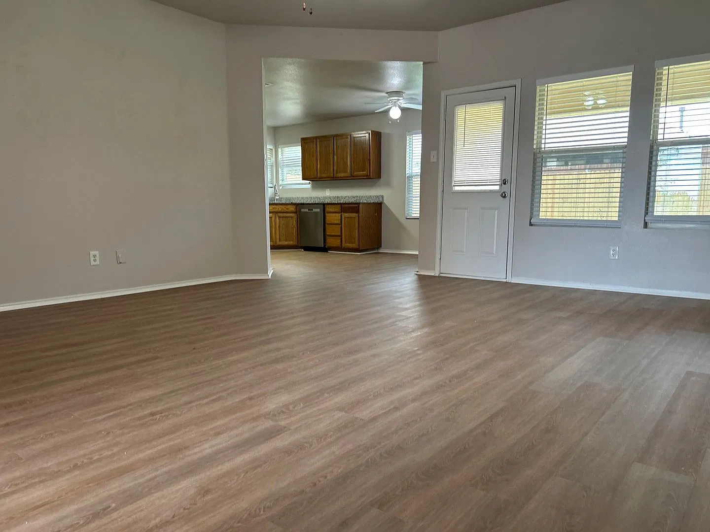 Spacious Home With Open Concept And Large Backyard — Photo 4