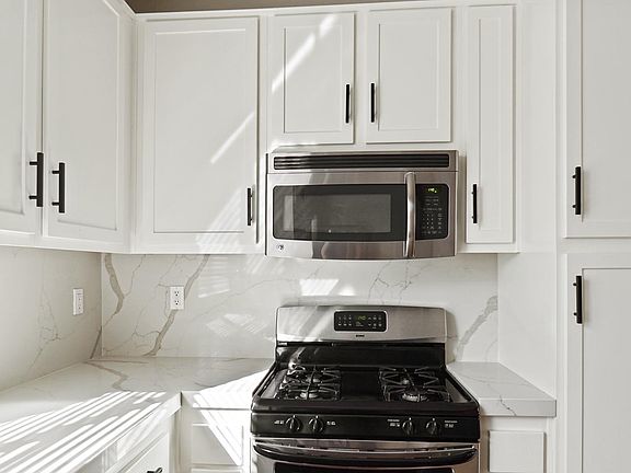Newly Remodeled Kitchen (2nd floor)