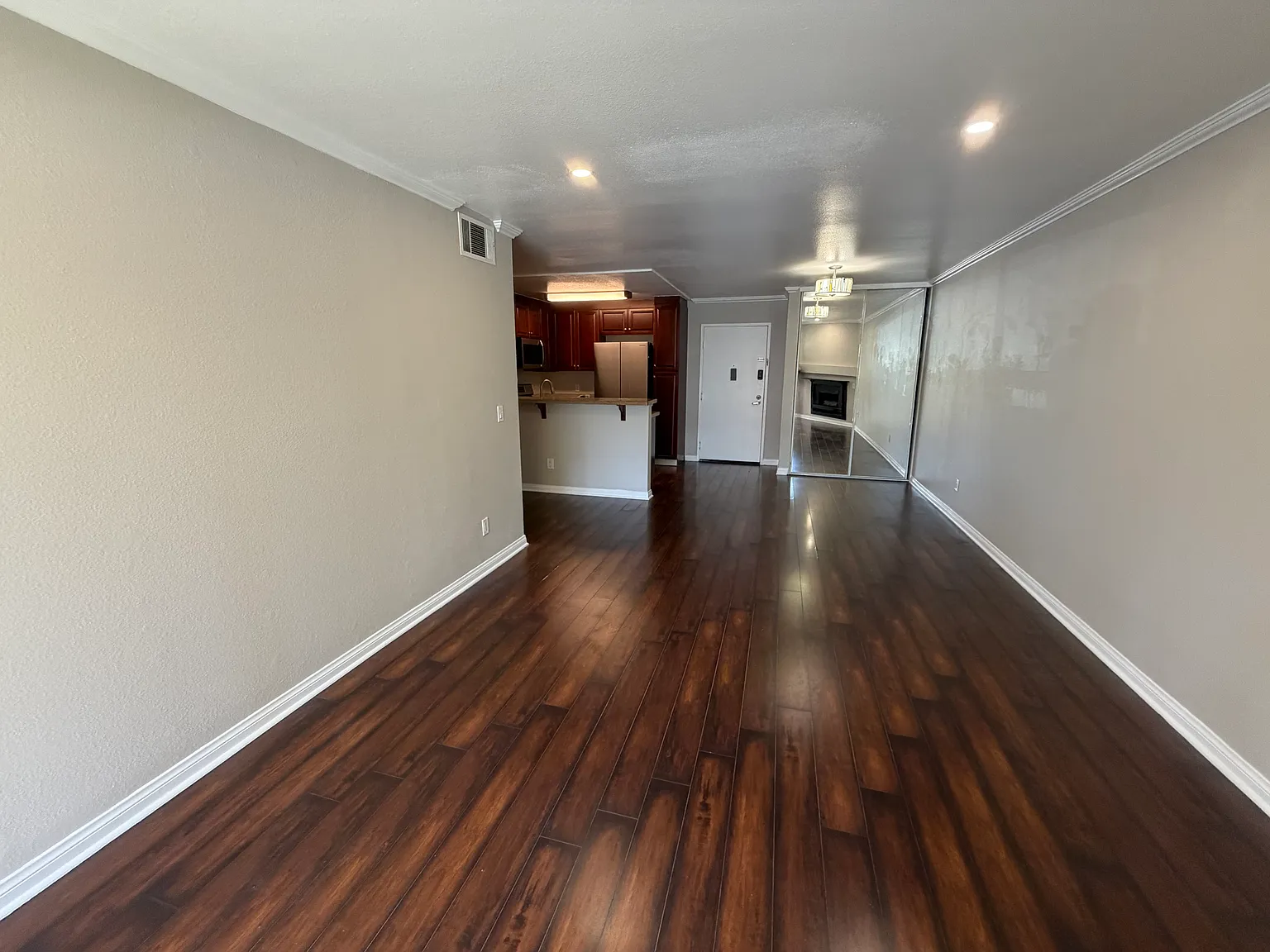 3 bed, 1020 sqft, $3,850 — Photo 2