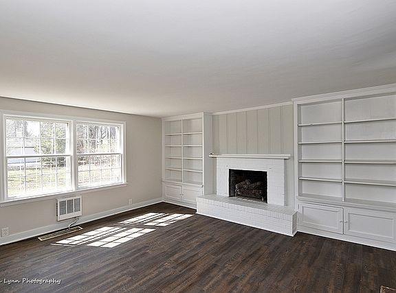 2nd image of 204 N Neltnor Blvd