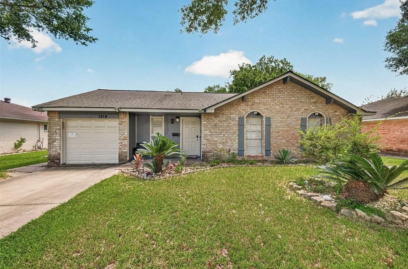 5 bed, 2.5 bath, 1556 sqft, $2,400 — Photo 1