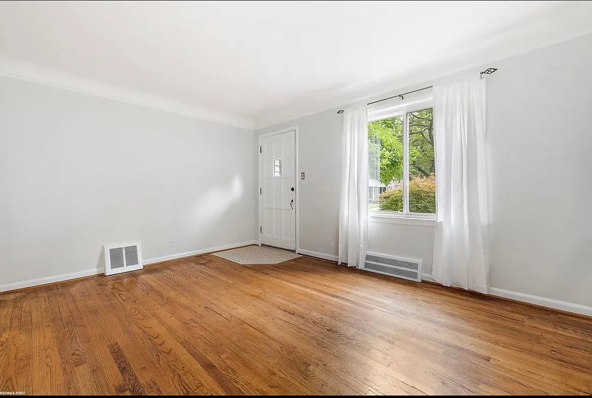 3 bed, 938 sqft, $2,100 — Photo 3