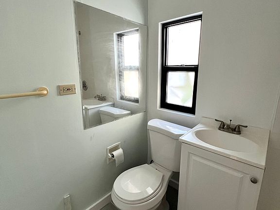 4th image of 3027 S Canfield Ave