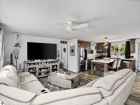 5th image of 584 Gitchegumee Dr