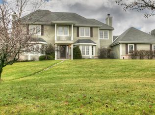 250 Hillwood Ct, Pewaukee, WI 53072
