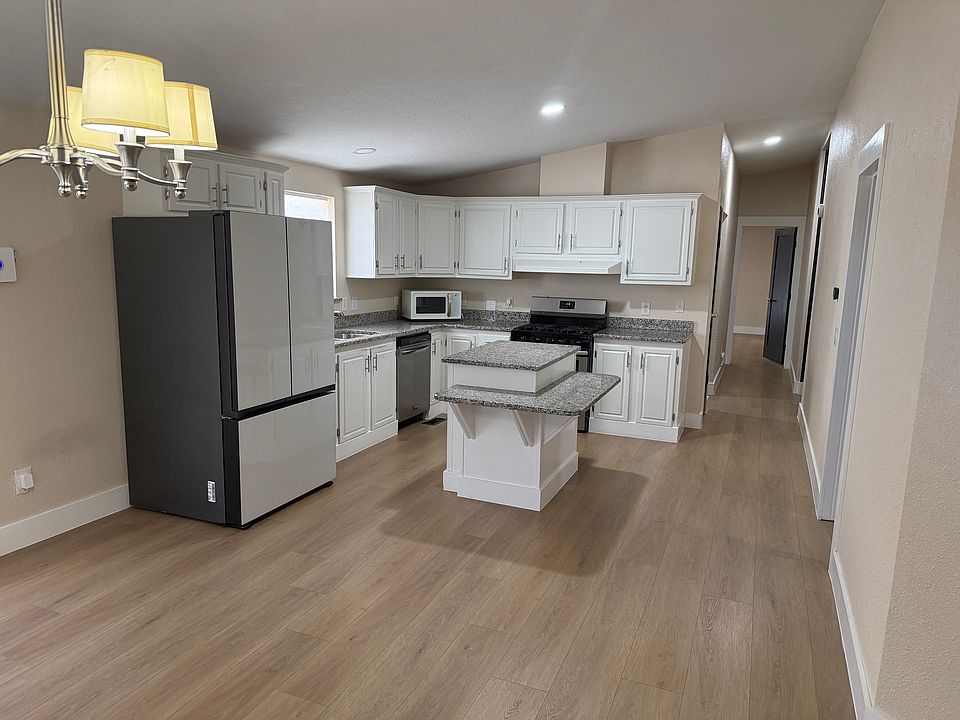 1st image of 691 Prairie Ave