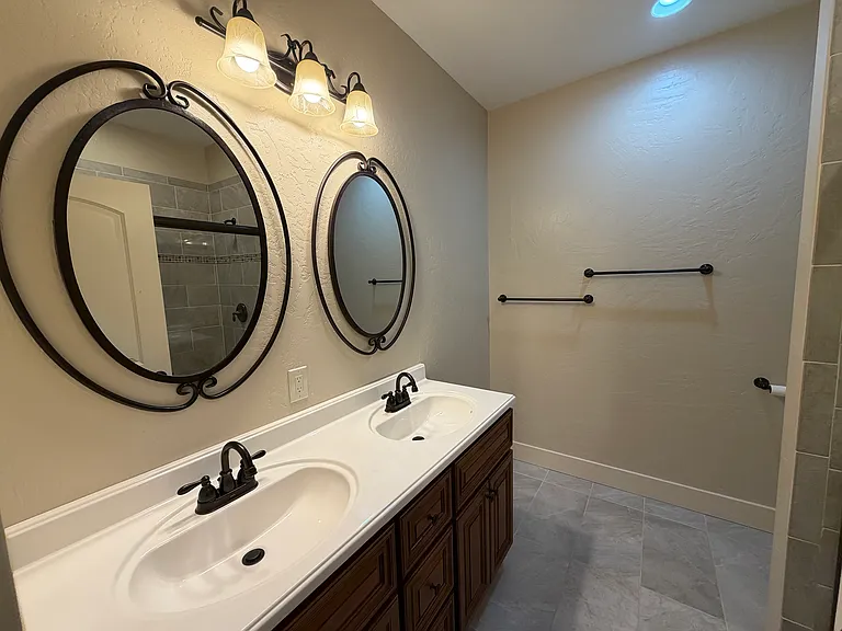 815 Parkway Dr — Photo 24