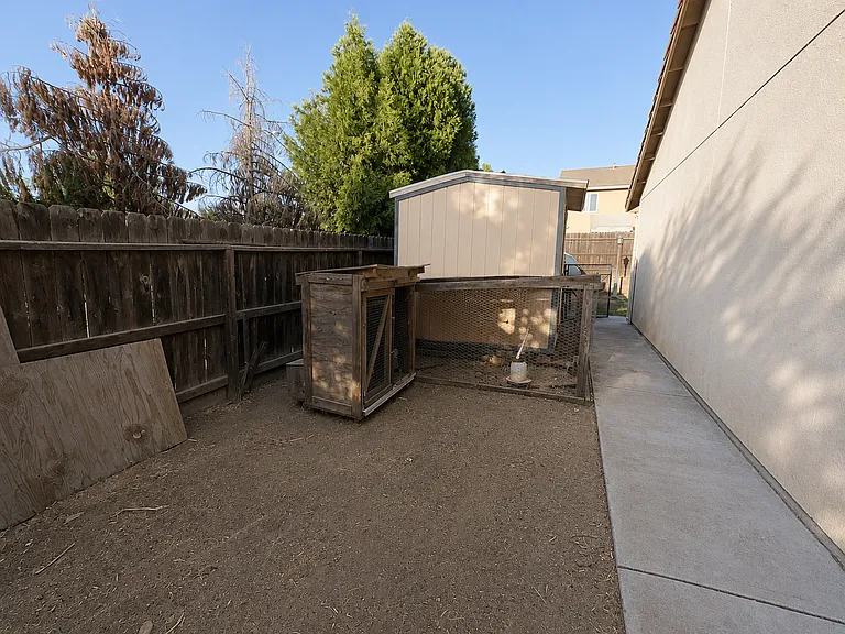 3290 N Vista Ave — Photo 24