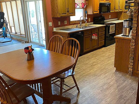 Dining to kitchen
