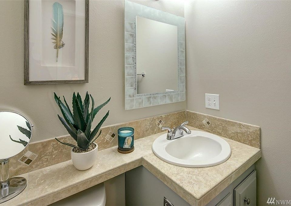 1st image of 2562 Thorndyke Ave W #202-1