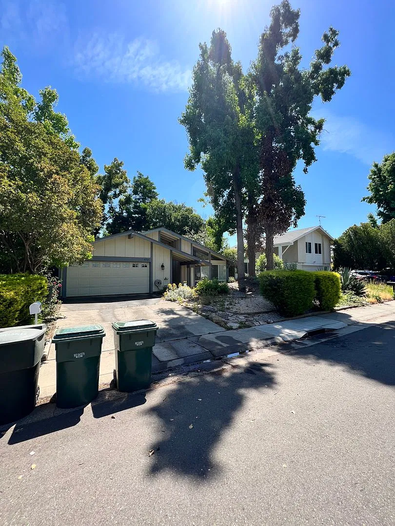 Bright & Inviting 3Bedroom Home W/Den Near the American River | $2,895/Month — Photo 2