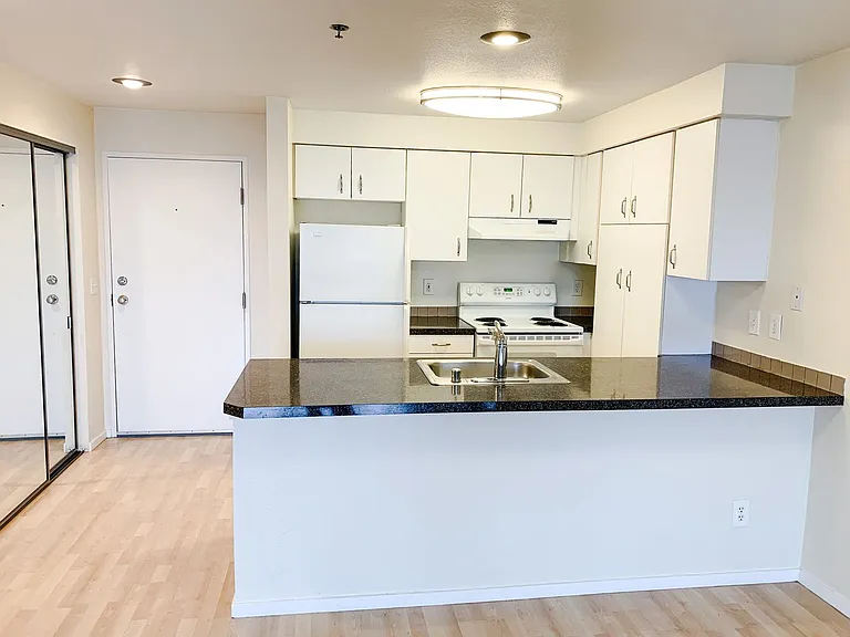 Castellan Apartments — Photo 17