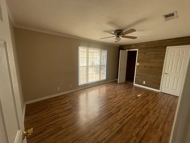 1045 Bush Ave — Photo 4