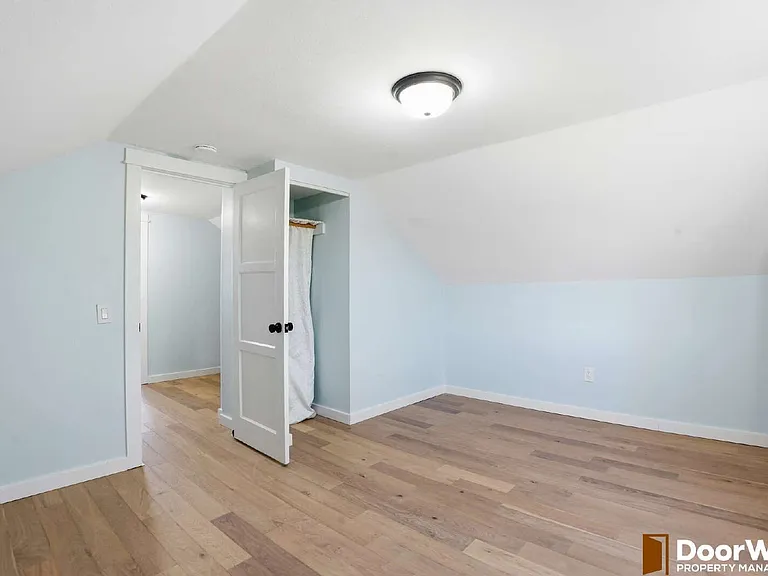 1401 E 11th St — Photo 16