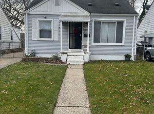 19128 Woodside St, Harper Woods, MI 48225