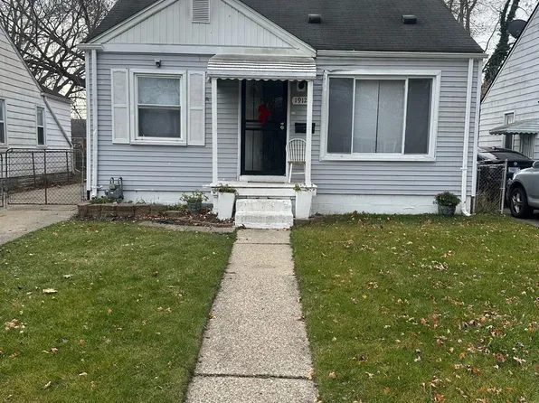 19128 Woodside St, Harper Woods, MI 48225