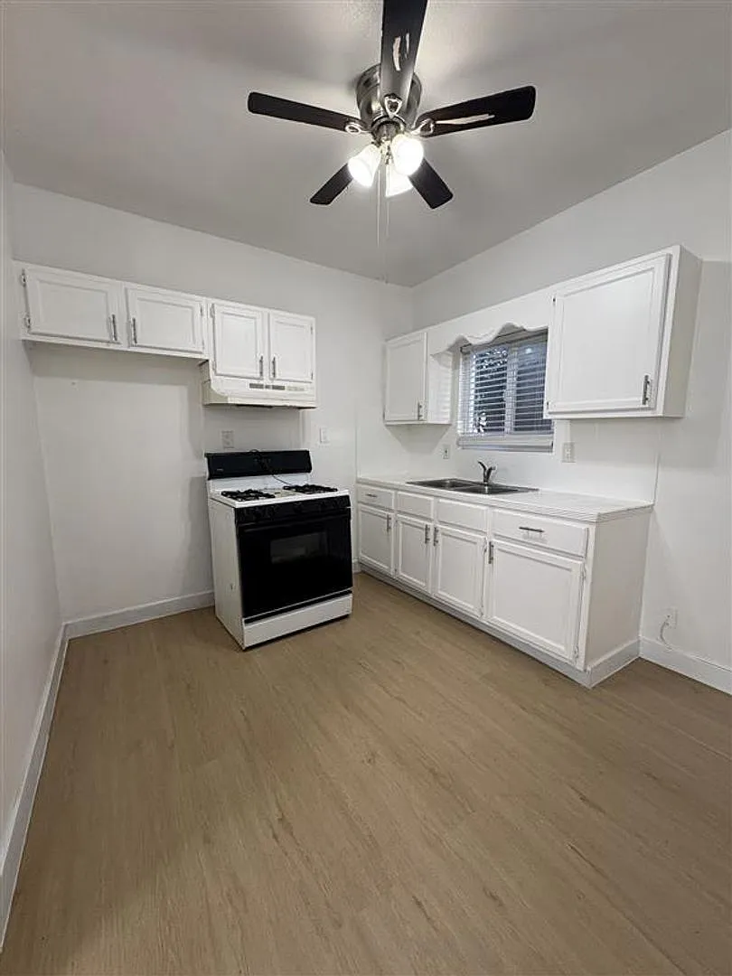 1033 Hoffman Ave in Long Beach — Photo 2