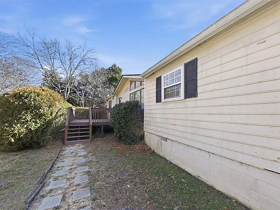 2nd image of 2415 Hi Roc Rd NE