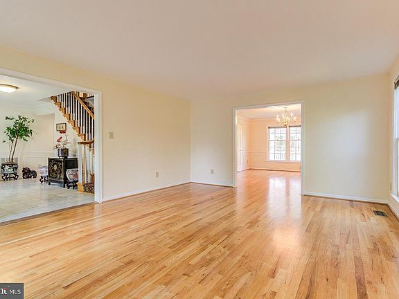 5th image of 9401 Fox Hollow Dr