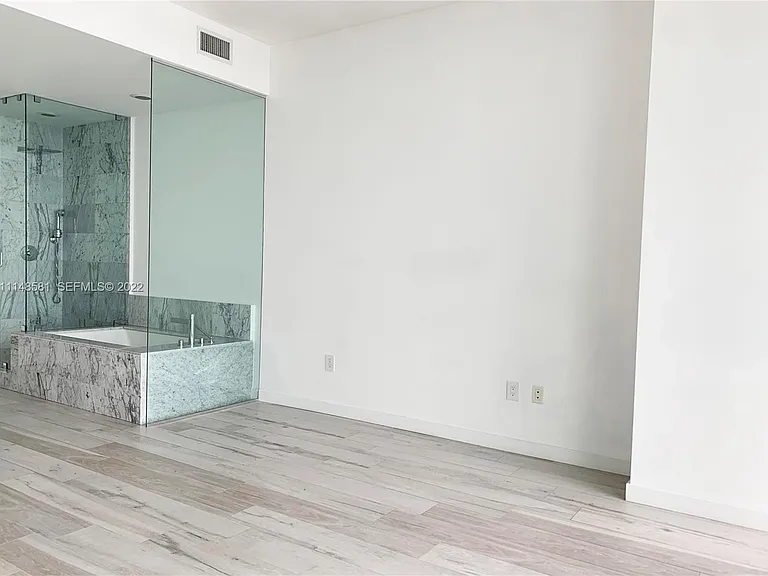 480 NE 31st St — Photo 10