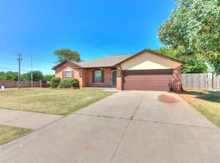 1055 NW 19th St, Moore, OK 73160