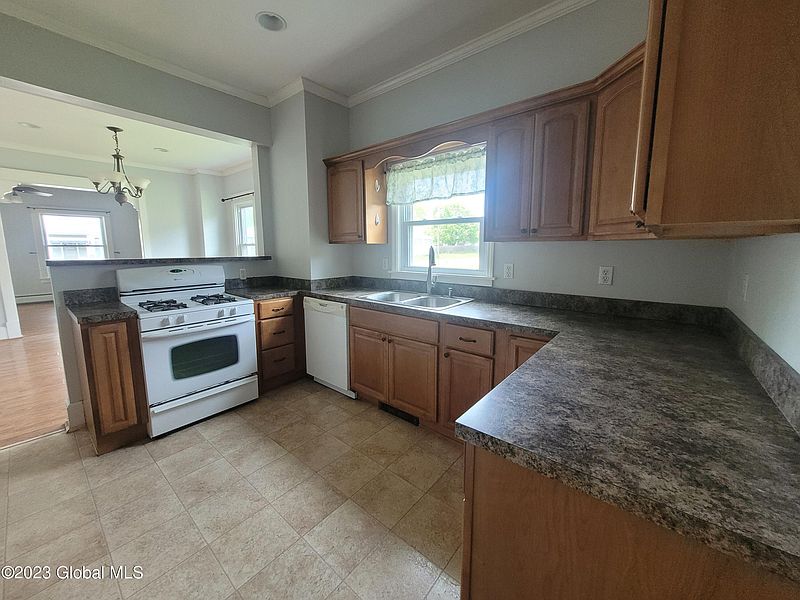 5th image of 138 Mann Avenue