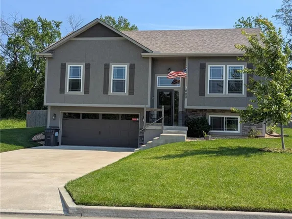 809 NW 4th St, Oak Grove, MO 64075