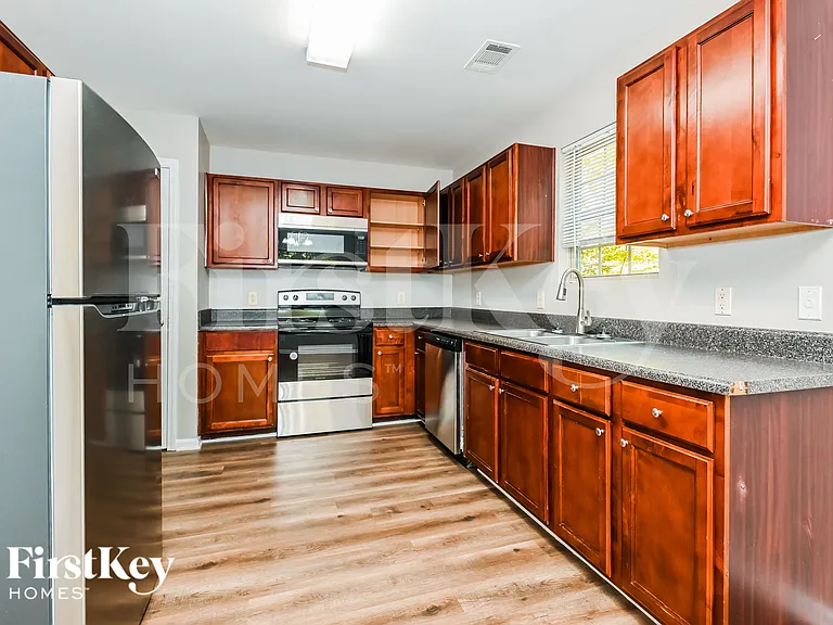 380 Pine Tree Dr — Photo 6