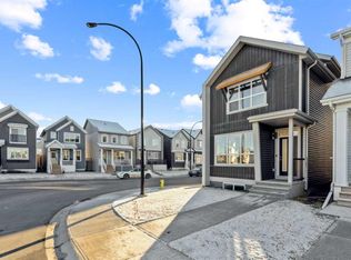 101 N Lavender Mnr SE, Calgary, AB T3S0C8