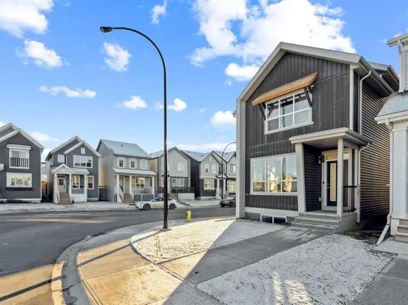 101 N Lavender Mnr SE, Calgary, AB T3S 0C8