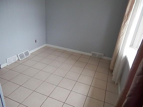 4th image of 2656 Finlaw Ave