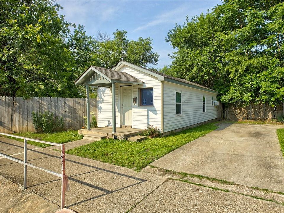 1st image of 204 S Stewart Ave