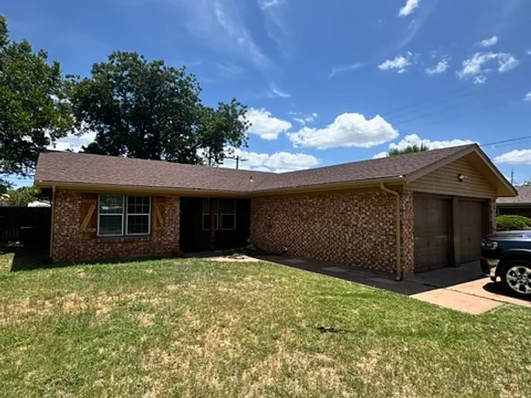 2601 Hollis Dr — Photo 2