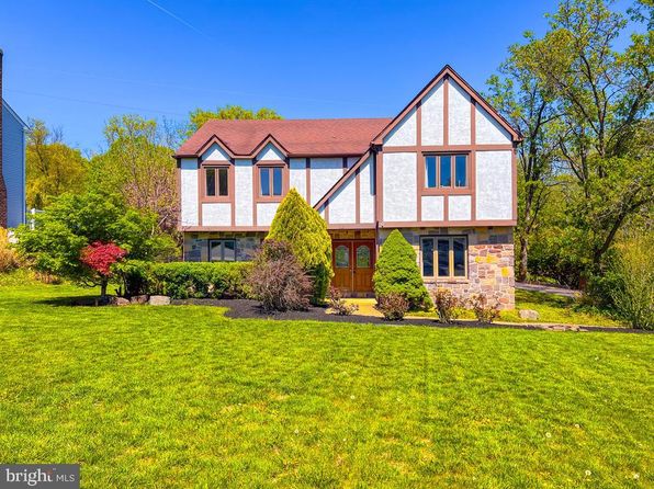 52 Colonial Dr, Newtown, PA 18940