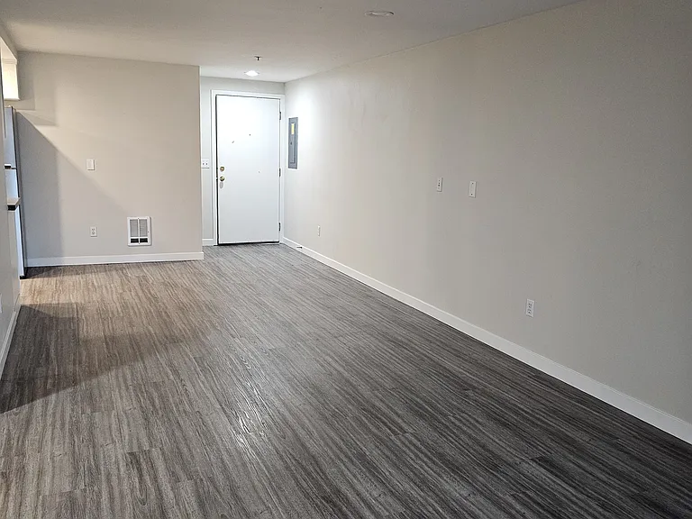 910 N 95th St #303 — Photo 3