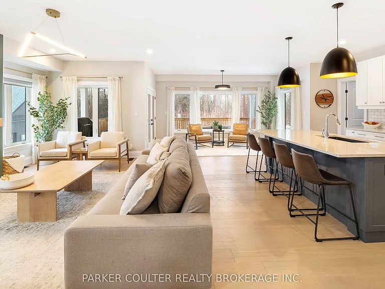 70 Georgian Grande Dr — Photo 2