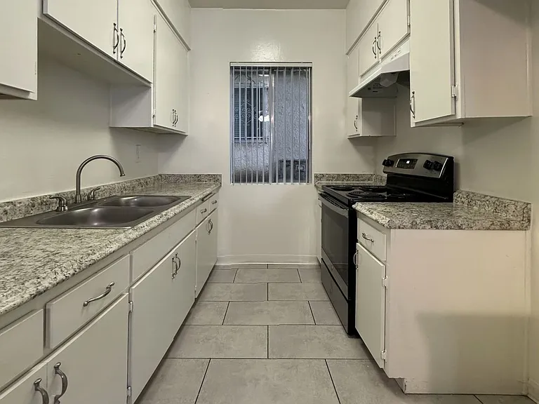 CLN - Collins Apts. — Photo 10