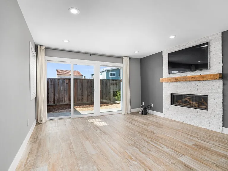 22951 E Cliff Dr — Photo 6