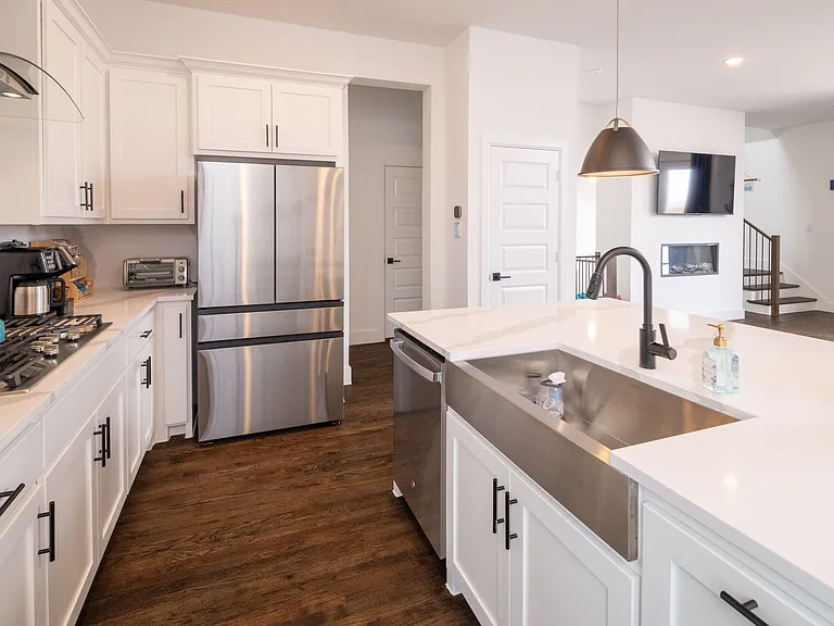 Fully stocked kitchen with plenty of room for the whole family!
