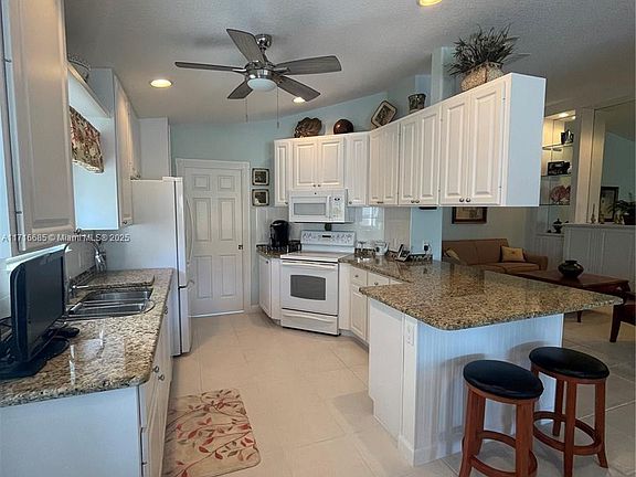 5th image of 9082 SE Retreat Dr