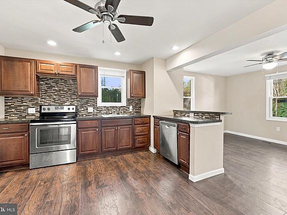 3rd image of 803 Maple Ln