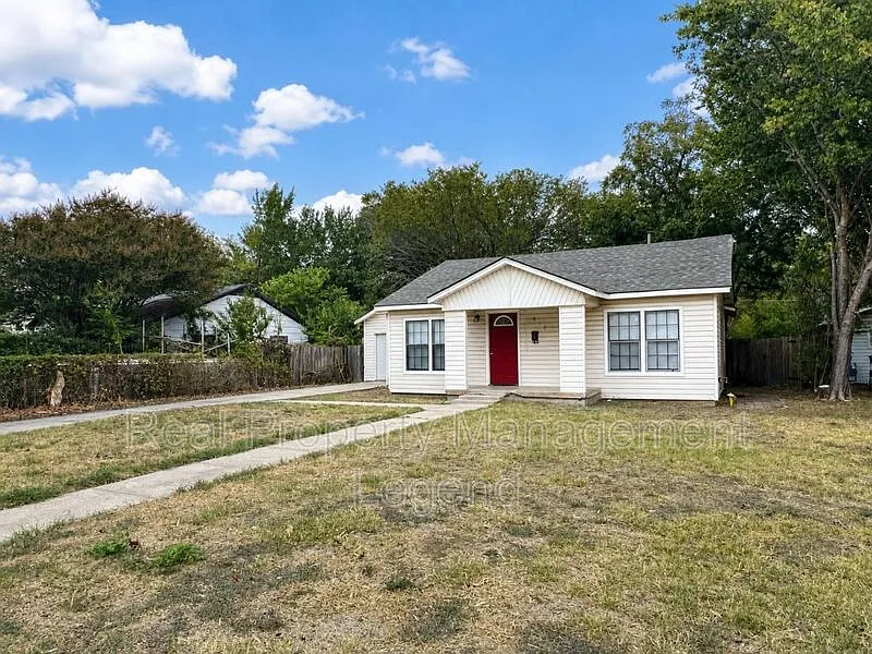 5 bed, 3.0 bath, $2,000 — Photo 2