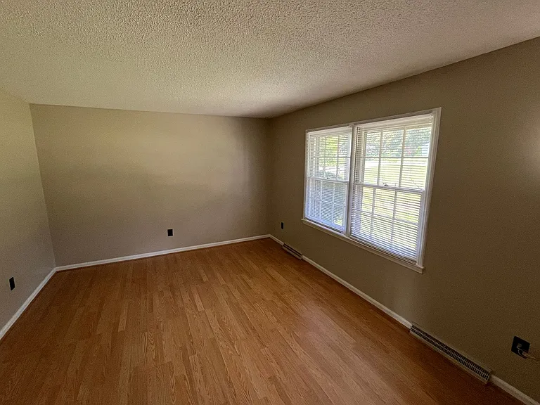 370 Farmbrooke Ln — Photo 8