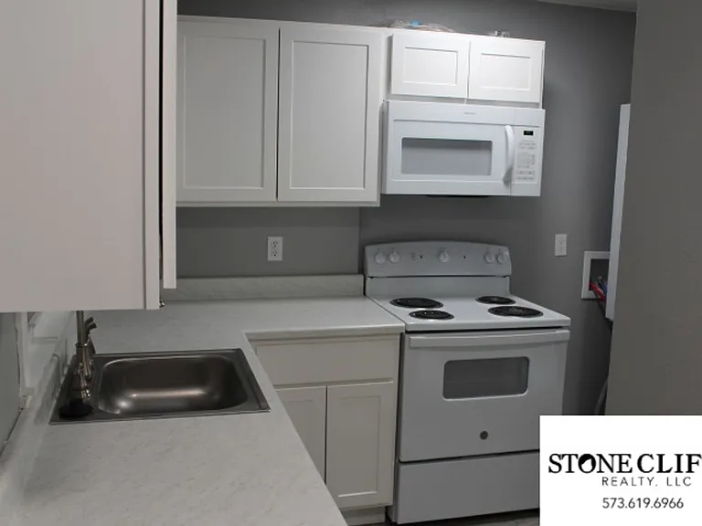 708 Houchin St — Photo 3